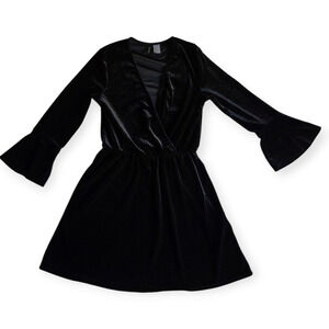 H&M Divided Whimsical Black Velvet Dress Size 6 Artsy Bell Sleeve Dark‎ Romantic